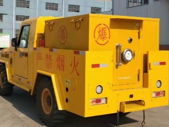 霍林郭勒凯龙爆破器材运输车：保障爆破任务的安全运行